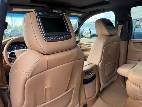 Used 2017 Cadillac Escalade Platinum image 18