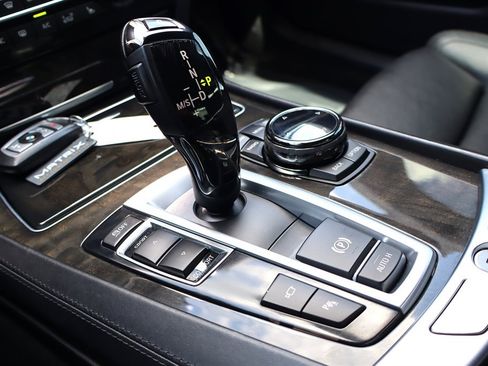 Used 2015 BMW 750i RWD image 31