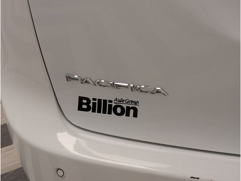 Used 2023 Chrysler Pacifica Limited FWD image 6
