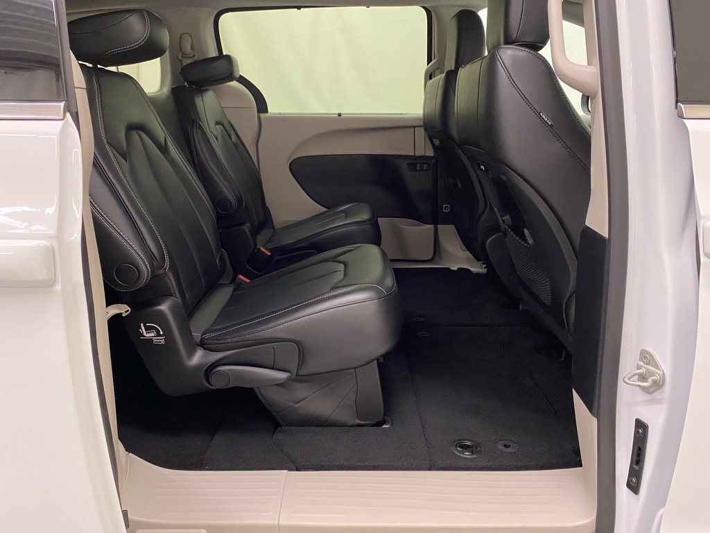 Used 2023 Chrysler Pacifica Touring-L FWD image 18