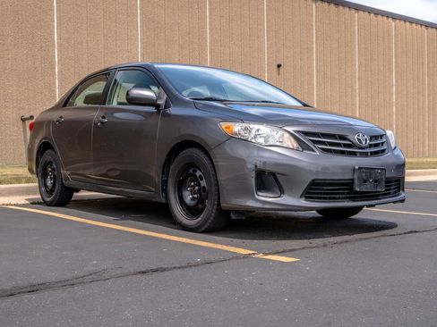 Used 2013 Toyota Corolla LE FWD image 2
