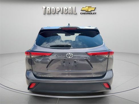 Used 2022 Toyota Highlander XLE image 4