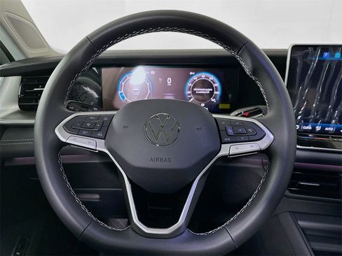 Used 2025 Volkswagen Tiguan SE image 17