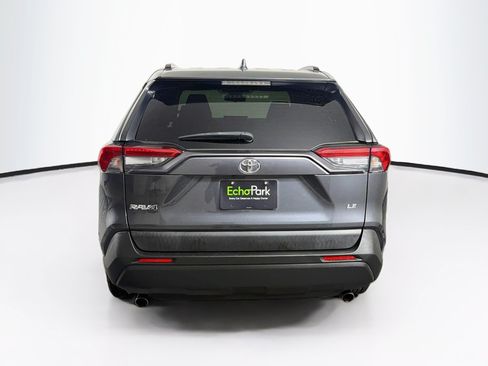 Used 2019 Toyota RAV4 LE FWD image 7