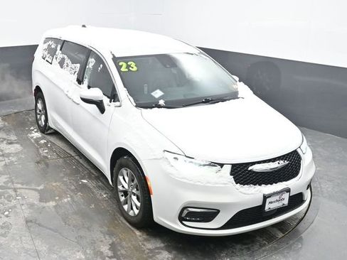 Used 2023 Chrysler Pacifica Touring-L image 23