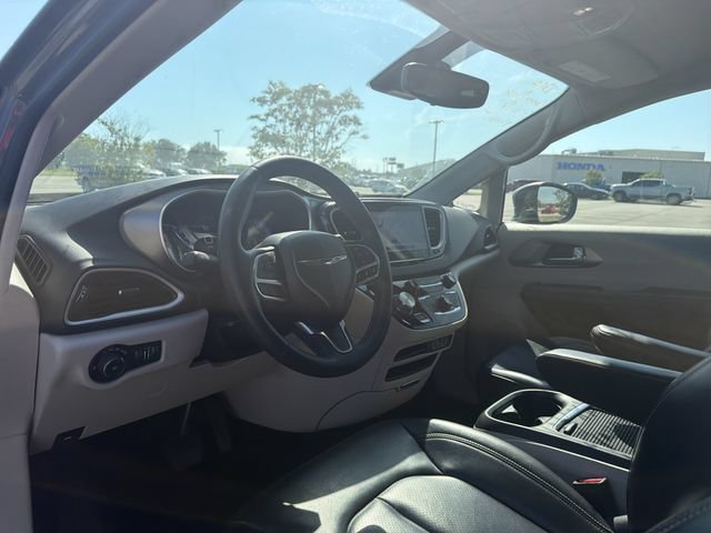 Used 2023 Chrysler Pacifica Touring-L FWD image 11