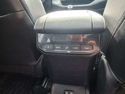 Used 2021 Toyota Highlander XLE image 11