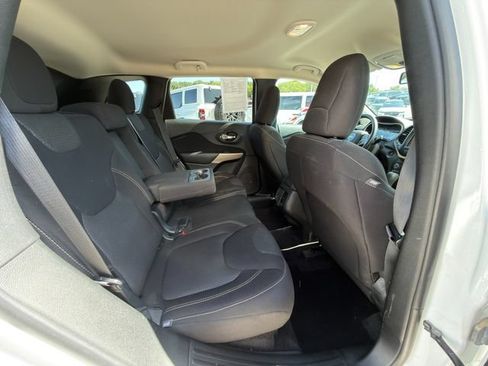Used 2017 Jeep Cherokee Latitude w/ Comfort/Convenience Group AWD/4WD image 10