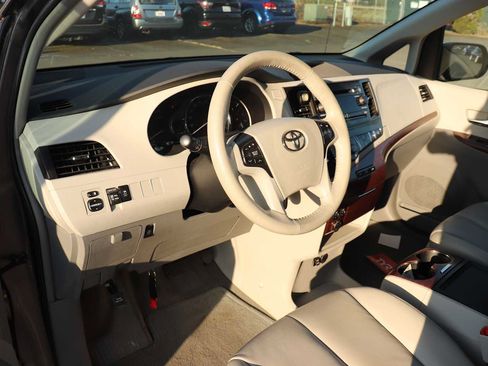 Used 2013 Toyota Sienna XLE AWD/4WD image 10