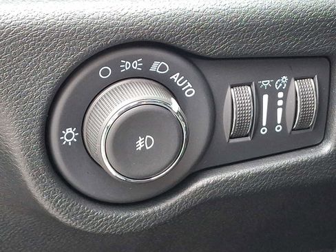 Used 2026 Chrysler Pacifica Select FWD image 24