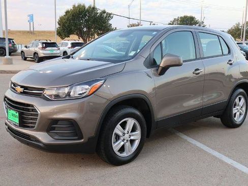 Used 2021 Chevrolet Trax LS AWD/4WD image 3