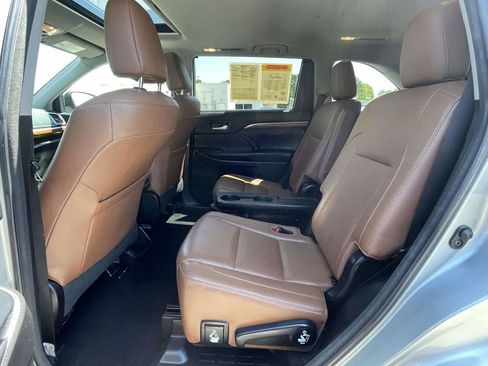 Used 2018 Toyota Highlander Limited AWD/4WD image 12