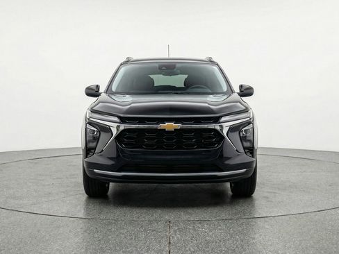Used 2025 Chevrolet Trax LT FWD image 2