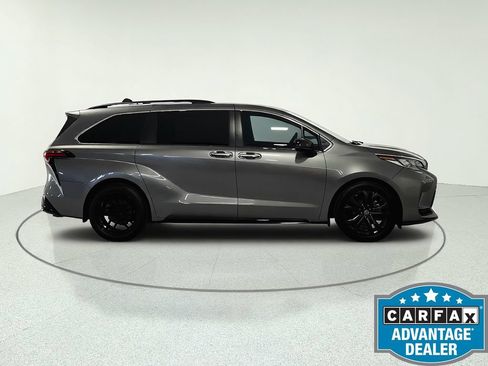 Used 2022 Toyota Sienna XSE FWD image 8
