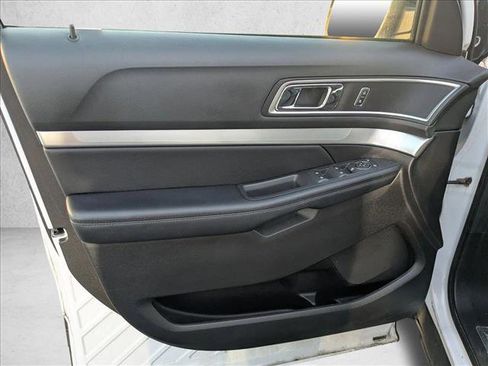 Used 2017 Ford Explorer XLT image 13