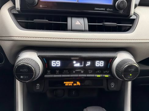 Used 2020 Toyota RAV4 XLE w/ Convenience Package FWD image 33