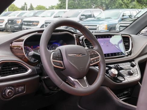 Used 2022 Chrysler Pacifica Pinnacle AWD/4WD image 34
