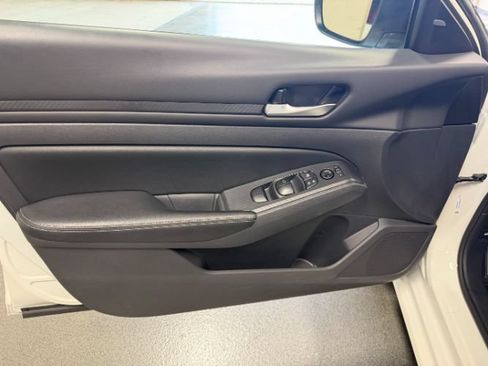 Used 2025 Nissan Altima 2.5 SV FWD image 9