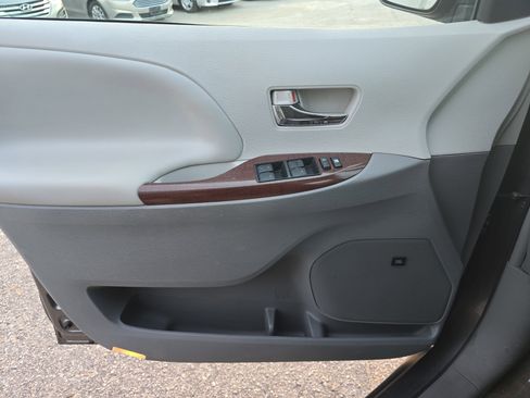 Used 2011 Toyota Sienna XLE image 29