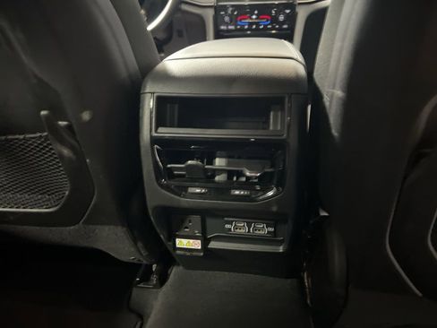 Used 2025 Jeep Grand Cherokee Altitude AWD/4WD image 15
