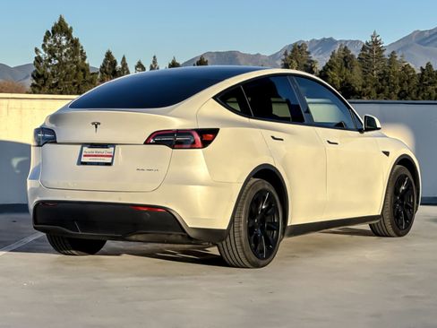 Used 2021 Tesla Model Y Long Range image 8