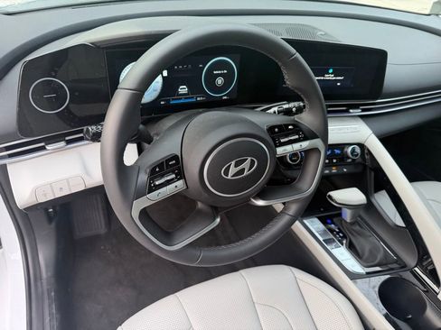 Used 2025 Hyundai Elantra Limited image 7