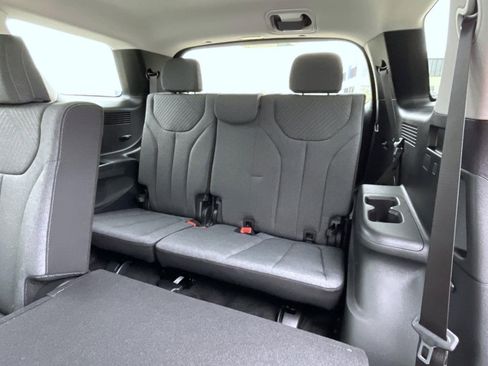 Certified 2025 Hyundai Palisade SE image 12