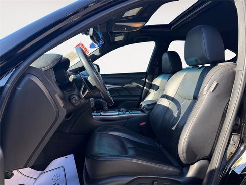 Used 2019 INFINITI Q70 Luxe w/ Sport Package image 9
