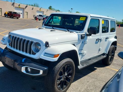 Used 2024 Jeep Wrangler Unlimited Sahara w/ Technology Group AWD/4WD image 5