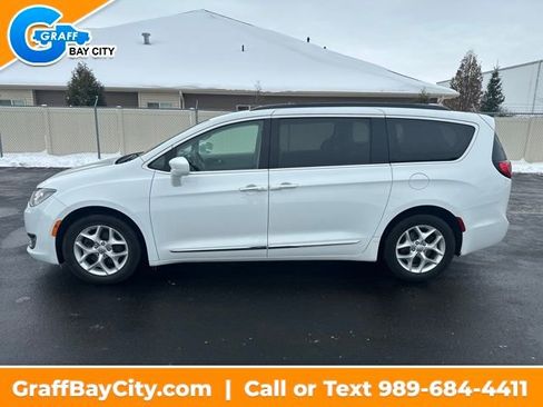 Used 2017 Chrysler Pacifica Touring-L w/ Tire & Wheel Group image 2