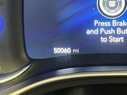 Used 2024 Chrysler Pacifica Select image 16