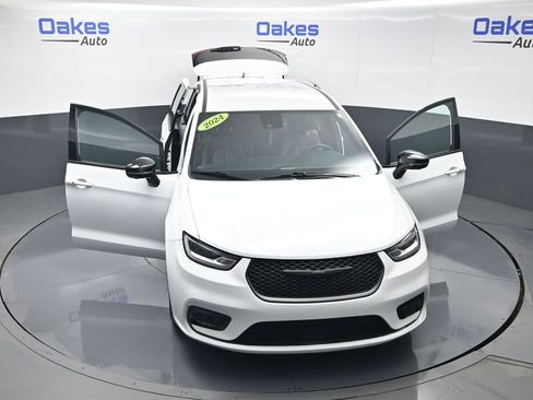 Used 2024 Chrysler Pacifica Limited FWD image 58