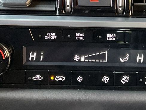 Used 2025 Nissan Pathfinder SV AWD/4WD image 15