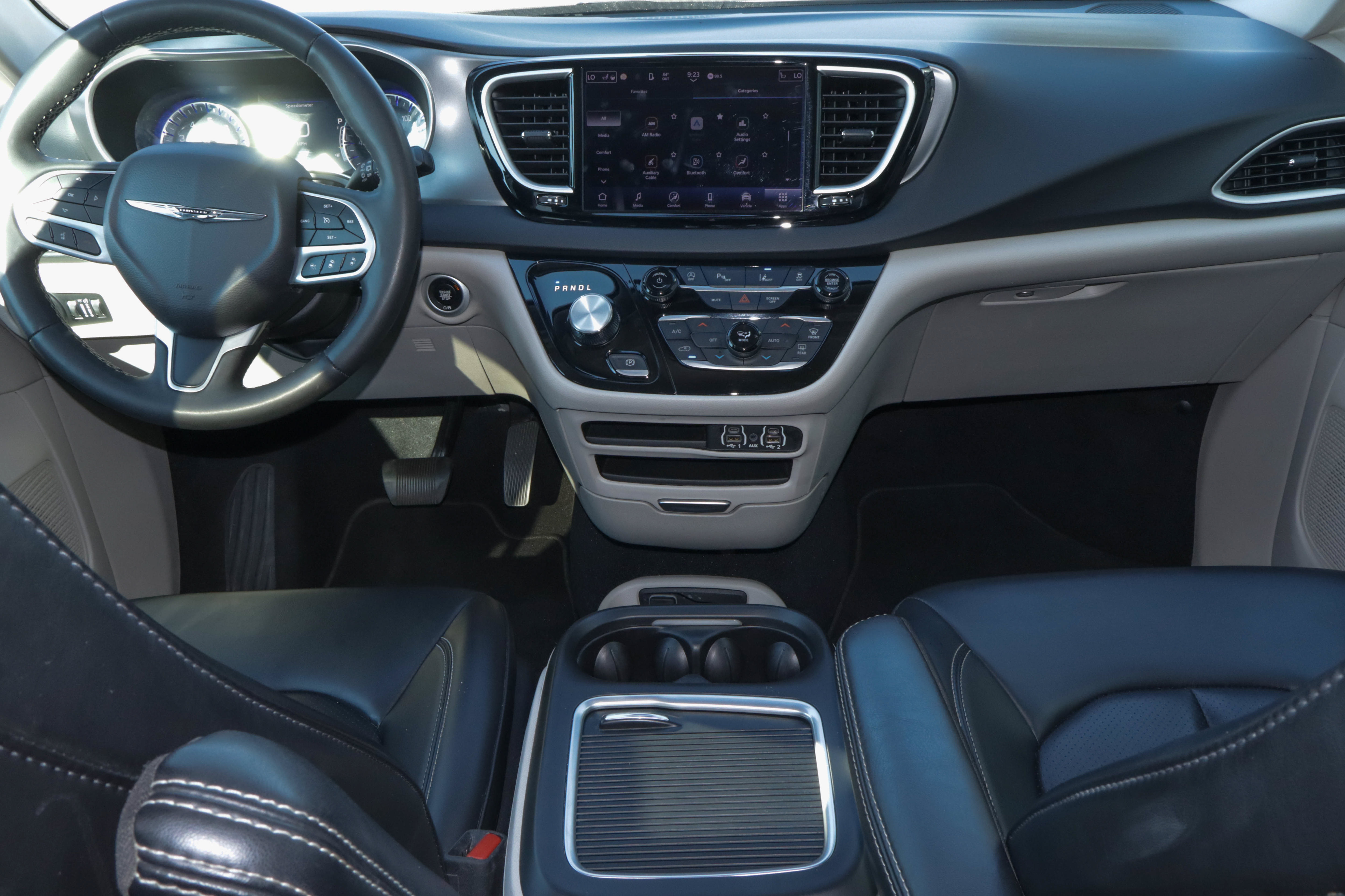 Used 2023 Chrysler Pacifica Touring-L FWD image 11