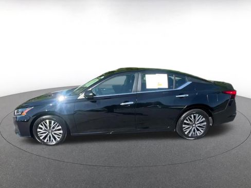 Used 2025 Nissan Altima 2.5 SV FWD image 9