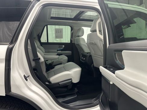 Used 2025 Ford Expedition Platinum image 47