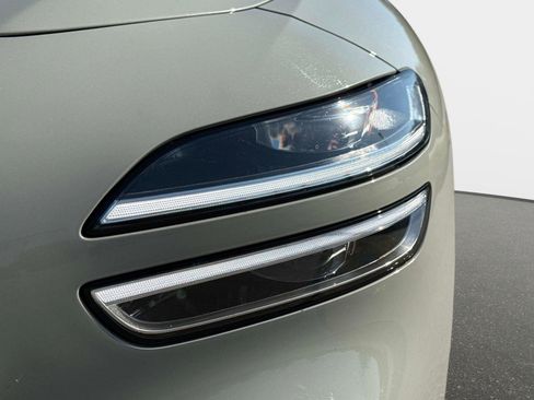 Used 2025 Genesis G70 2.5T image 10