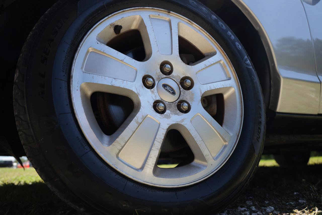 Used 2005 Ford Crown Victoria LX RWD image 29