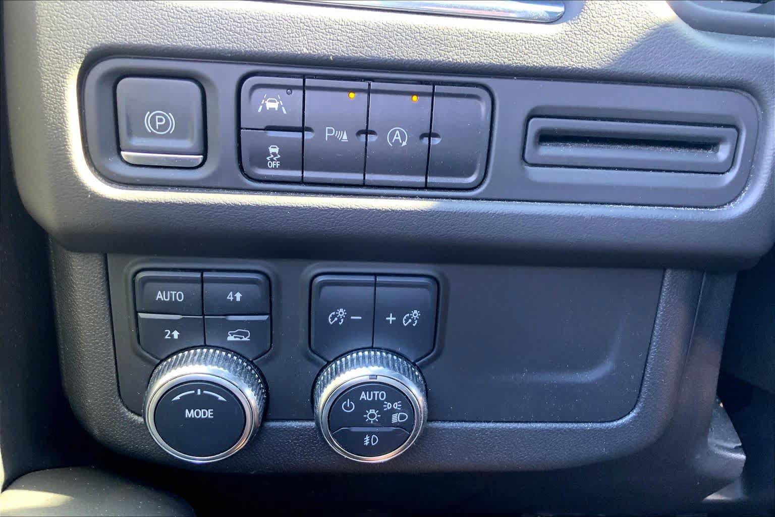 Used 2023 GMC Yukon SLT AWD/4WD image 35