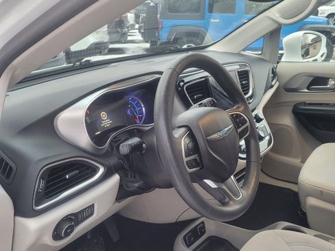 Used 2018 Chrysler Pacifica Touring Plus image 13