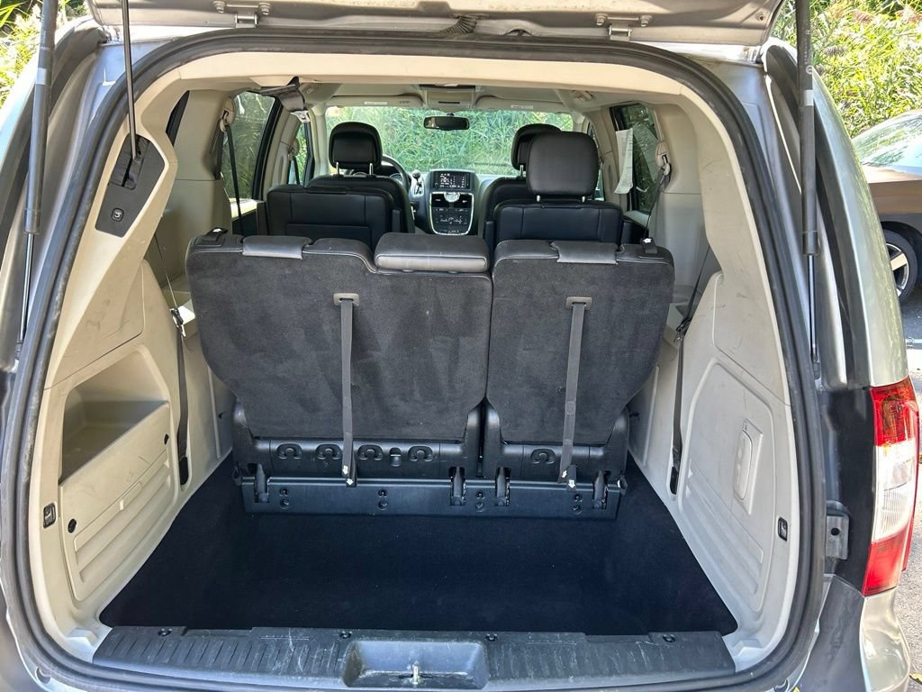 Used 2013 Chrysler Town & Country Touring FWD image 27
