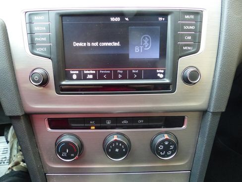 Used 2016 Volkswagen Golf SE image 33