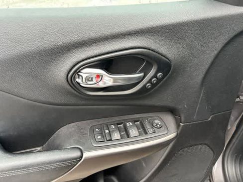 Used 2020 Jeep Cherokee Limited AWD/4WD image 15