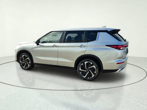Used 2023 Mitsubishi Outlander SE FWD image 4