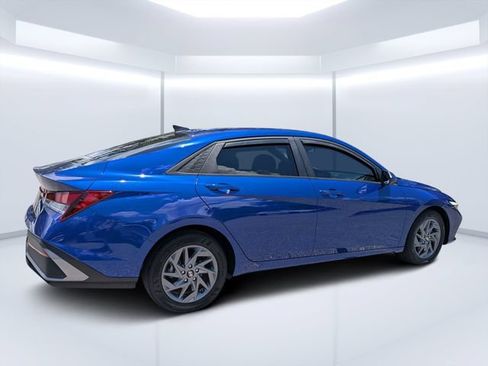 Used 2024 Hyundai Elantra SEL FWD image 3