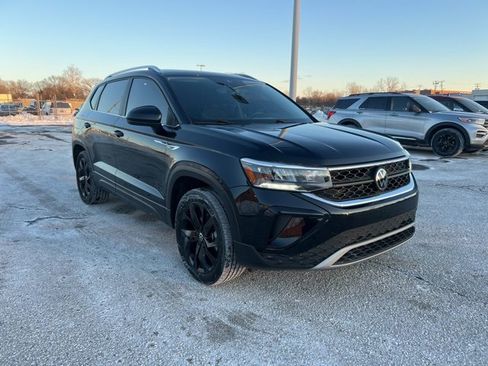 Used 2023 Volkswagen Taos SE w/ Panoramic Sunroof Package image 3