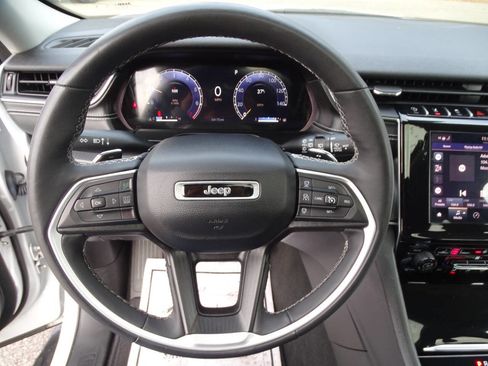 Used 2023 Jeep Grand Cherokee Laredo image 15