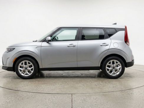 Used 2025 Kia Soul LX w/ LX Technology Package FWD image 5