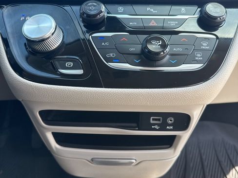Used 2019 Chrysler Pacifica Limited FWD image 21
