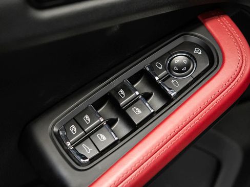Certified 2023 Porsche Macan AWD/4WD image 20